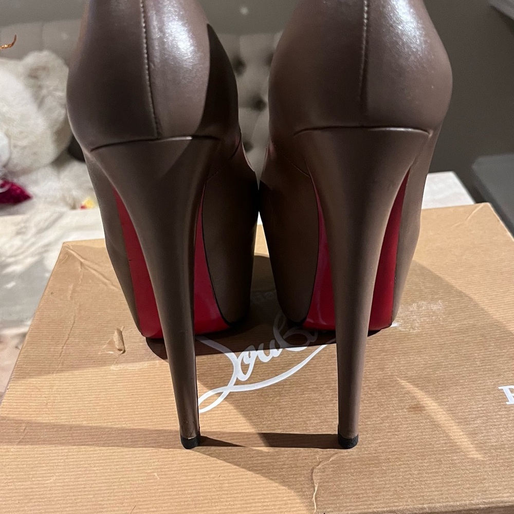 Only worn once ! Like new original box , dust bag and extra heel taps.